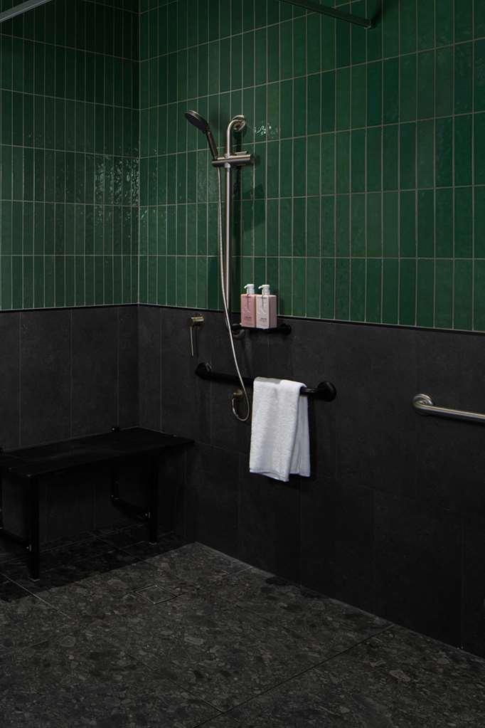 Hotel Qt Newcastle Exterior foto A shower in a Japanese onsen