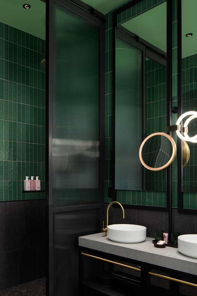 Hotel Qt Newcastle Exterior foto Bathroom